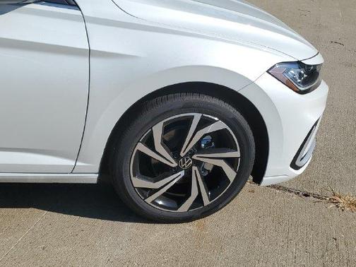 Opal White Pearl 2027 Volkswagen Jetta 1.5T SEL