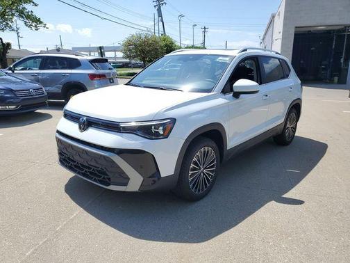 Pure White 2026 Volkswagen Taos 1.5T SE