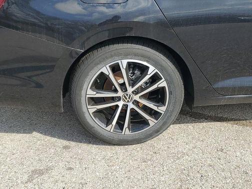 Deep Black Pearl Effect 2026 Volkswagen Jetta 1.5T Sport