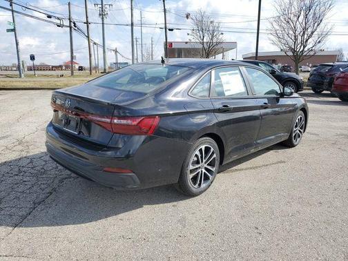 Deep Black Pearl Effect 2026 Volkswagen Jetta 1.5T Sport