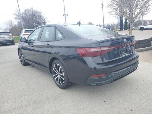 Deep Black Pearl Effect 2026 Volkswagen Jetta 1.5T Sport