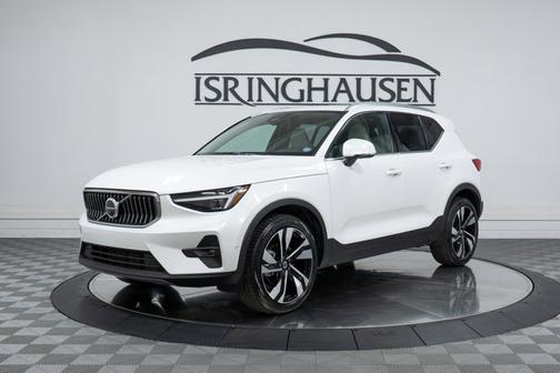 Crystal White Pearl 2025 Volvo XC40 Plus Bright Theme