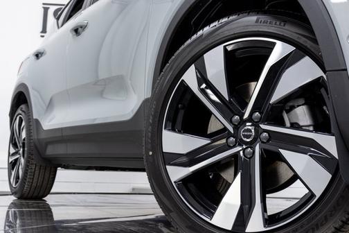 2025 Volvo XC40 Plus Bright Theme