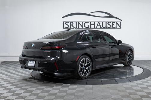 2023 BMW 740 740i