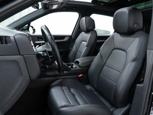 Chromite Black Metallic 2025 Porsche Cayenne