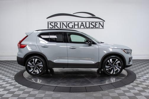 2025 Volvo XC40 Plus Dark Theme