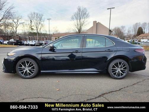 Midnight Black Metallic 2021 Toyota Camry SE