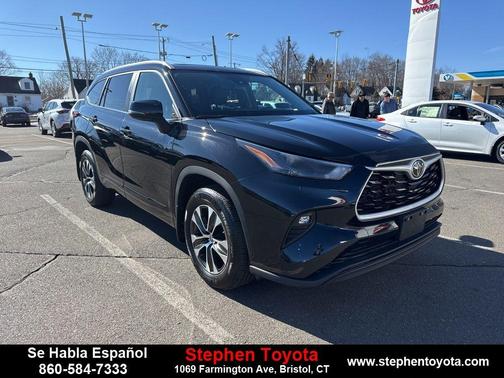 Midnight Black Metallic 2023 Toyota Highlander XLE