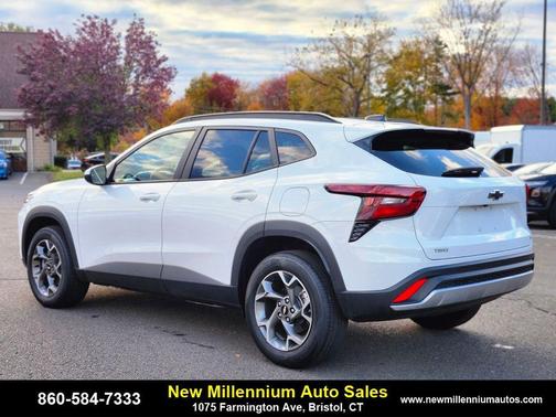 Summit White 2025 Chevrolet Trax LT