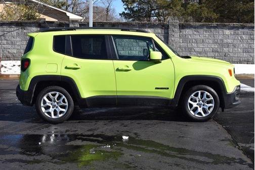 Photo 2 of 5 of 2017 Jeep Renegade Latitude