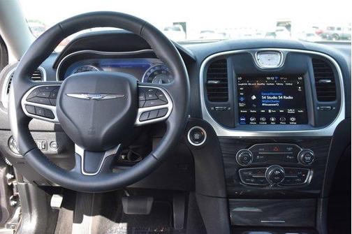 Photo 4 of 5 of 2021 Chrysler 300 Touring
