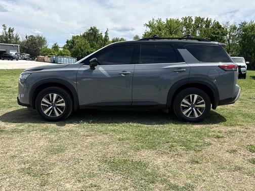 2t Gry Blk Roof 2024 Nissan Pathfinder SL