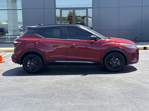 2 Tone Red / Black Roof 2022 Nissan Kicks SR
