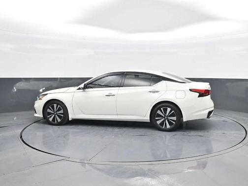 White 2021 Nissan Altima 2.5 SL