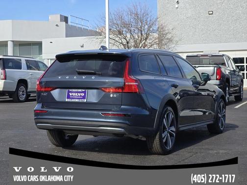 2025 Volvo V60 Cross Country B5 Plus