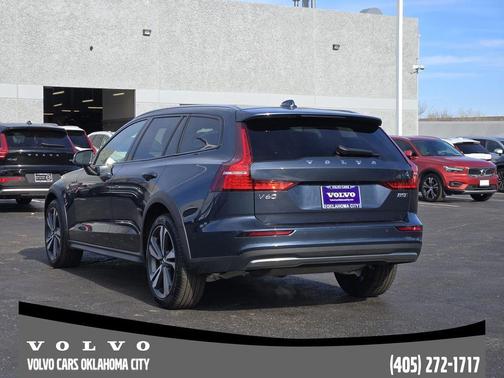 2025 Volvo V60 Cross Country B5 Plus