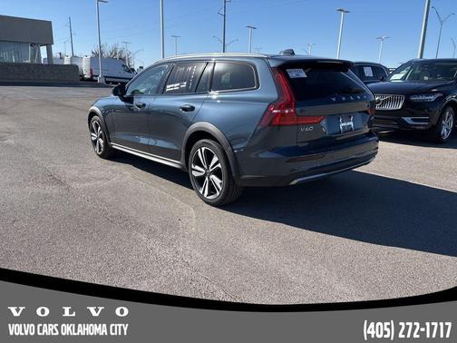 2025 Volvo V60 Cross Country B5 Plus