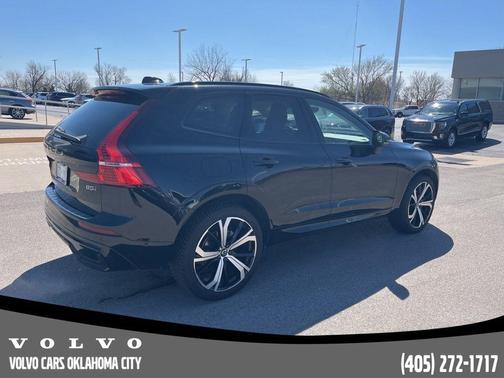 2024 Volvo XC60 B5 Ultimate Dark Theme