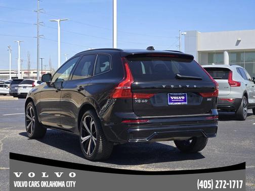 2024 Volvo XC60 B5 Ultimate Dark Theme
