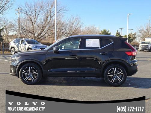 2025 Volvo XC40 B5 Core Bright Theme