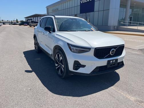 2025 Volvo XC40 B5 Plus Dark Theme