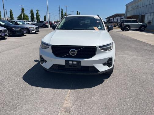 2025 Volvo XC40 B5 Plus Dark Theme