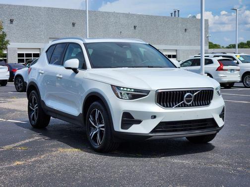 2025 Volvo XC40 B5 Core Bright Theme