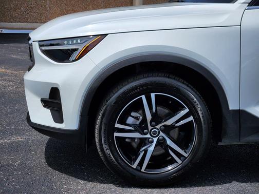 2025 Volvo XC40 B5 Core Bright Theme