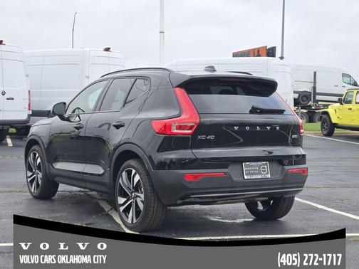 Onyx Black Metallic 2025 Volvo XC40 B5 Plus Dark Theme