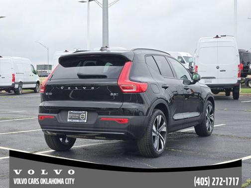 Onyx Black Metallic 2025 Volvo XC40 B5 Plus Dark Theme
