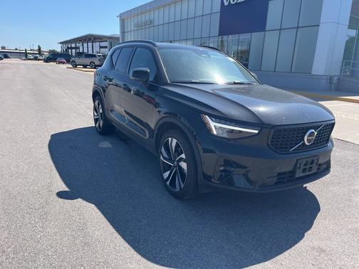 2025 Volvo XC40 B5 Plus Dark Theme
