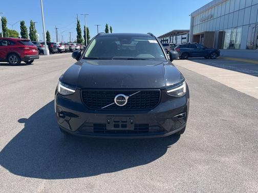 2025 Volvo XC40 B5 Plus Dark Theme