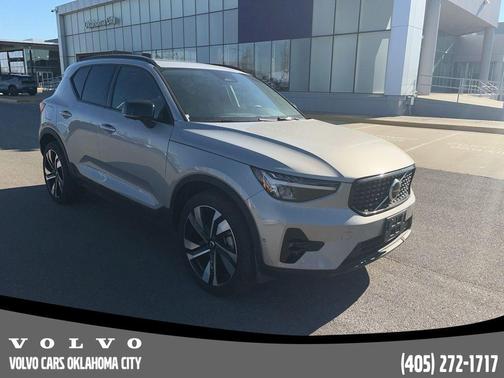 2025 Volvo XC40 B5 Plus Dark Theme