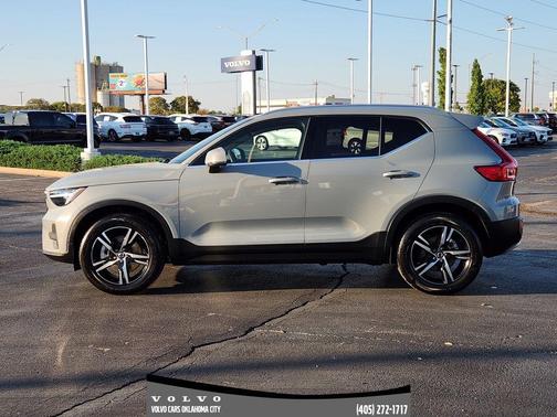 2025 Volvo XC40 B5 Core Bright Theme