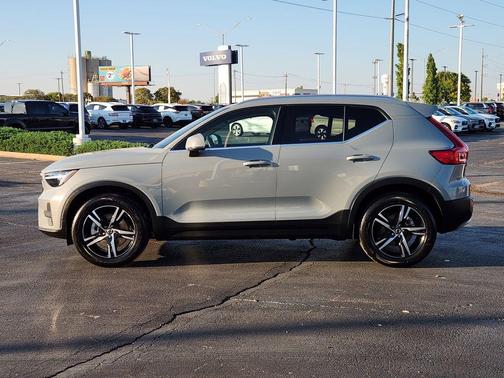 2025 Volvo XC40 B5 Core Bright Theme