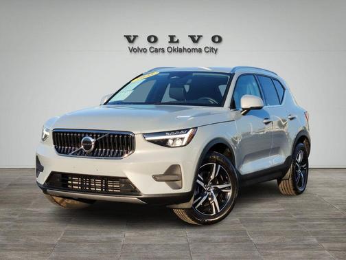 2025 Volvo XC40 B5 Core Bright Theme