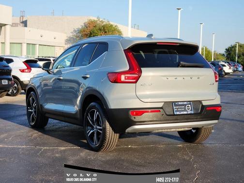 2025 Volvo XC40 B5 Core Bright Theme