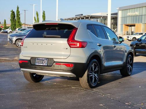 2025 Volvo XC40 B5 Core Bright Theme