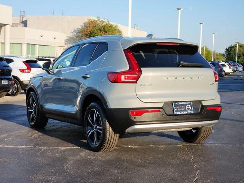 2025 Volvo XC40 B5 Core Bright Theme