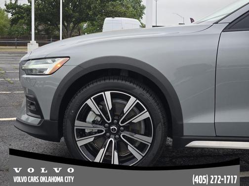 Metallic 2025 Volvo V60 Cross Country B5 Ultra