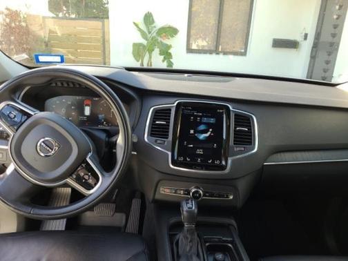 Photo 4 of 8 of 2020 Volvo XC90 T5 Momentum 7 Passenger
