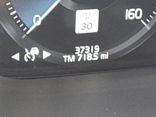Photo 5 of 8 of 2020 Volvo XC90 T5 Momentum 7 Passenger