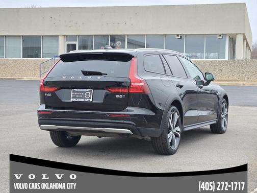 2025 Volvo V60 Cross Country B5 Plus