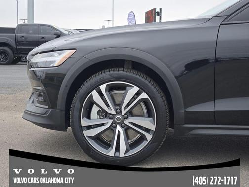 2025 Volvo V60 Cross Country B5 Plus