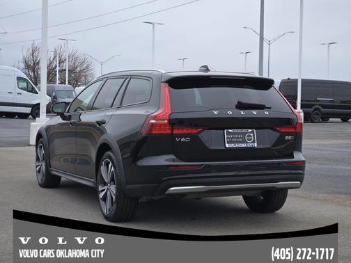 2025 Volvo V60 Cross Country B5 Plus