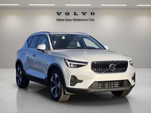 2025 Volvo XC40 B5 Core Bright Theme