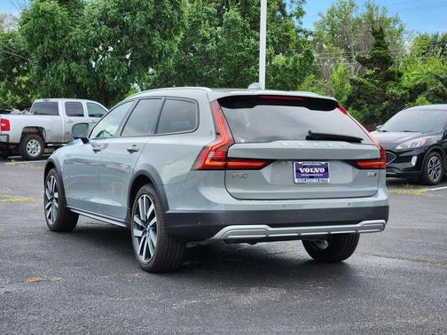 2025 Volvo V90 Cross Country B6 Plus