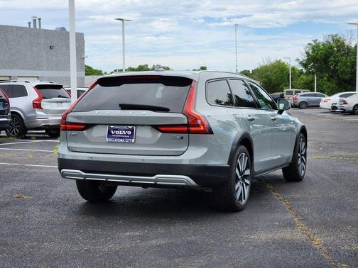 2025 Volvo V90 Cross Country B6 Plus
