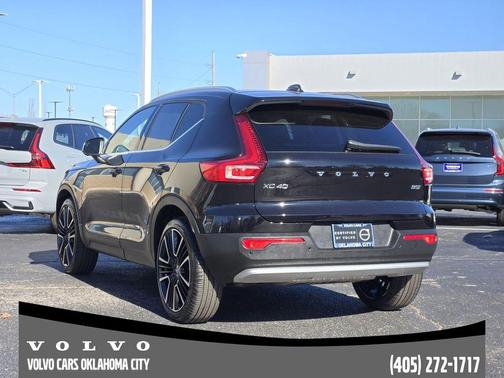 2025 Volvo XC40 B5 Ultra Bright Theme