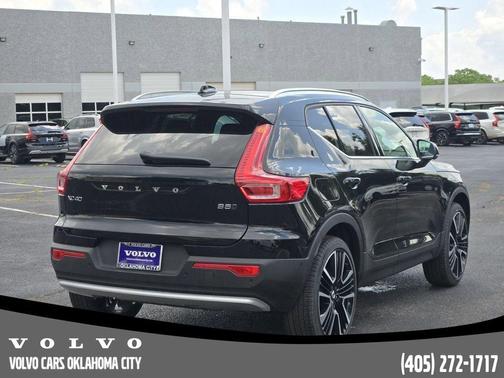 2025 Volvo XC40 B5 Ultra Bright Theme